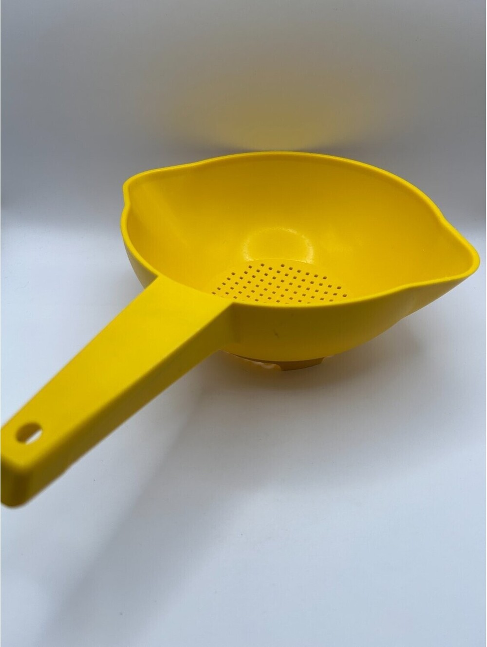Tupperware 1200 kitchen colander strainer Yellow 1970s dual pour spouts Handle